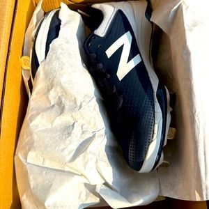 New Balance Navy & White Womens cleats. Size 5b  metal cleats.